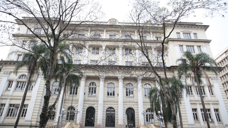 PORTO ALEGRE, RS, BRASIL 19.10.2015: Sede da Secretaria estadual da Fazenda. A construção do prédio-sede , o mesmo ocupado até hoje, possui um estilo neoclássico. Porém, as edificações sofreram mudanças no projeto inicial, de 1913, as quais podem ser comp
