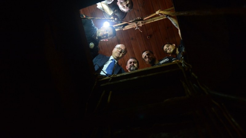 A foto mostra túnel construído na Cadeia Pública de Porto Alegre para uma fuga em massa, frustrada pela Polícia Civil na época