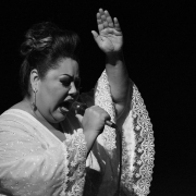 Cantora Deborah Rosa reuniu obra de cantoras e autores brasileiros com ênfase na afro-religião
