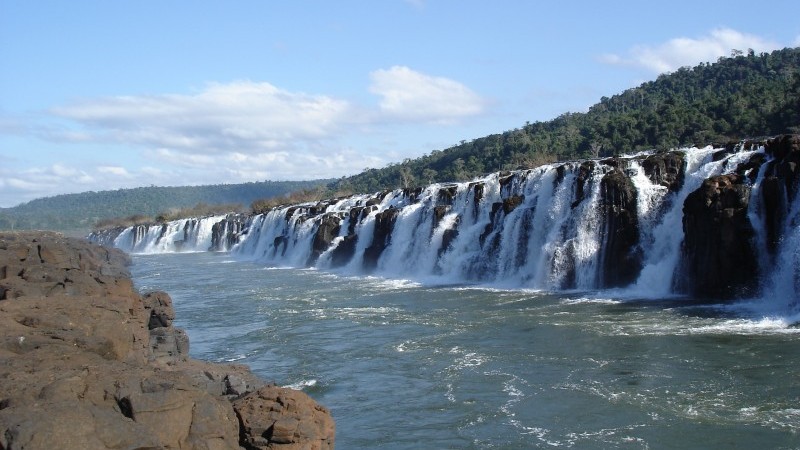 O Salto do Yucumã tem 1,8 quilômetro de extensão e é considerado a maior queda d'água horizontal do mundo