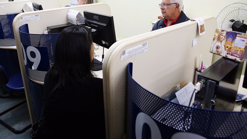 Interessados em se candidatar às vagas devem comparecer às unidades com Carteira de Trabalho e Previdência Social