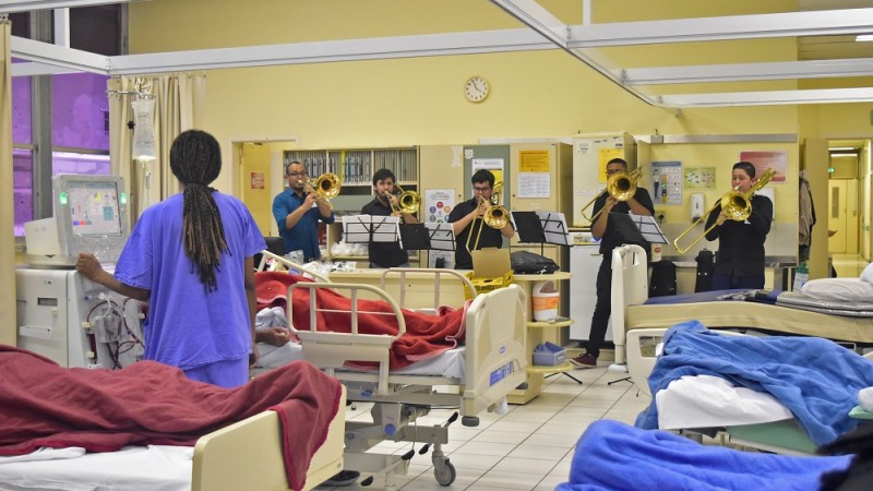 Alunos de trompete, trombone, trompa, tuba e eufônio do Conservatório Pablo Komlós se apresentam para pacientes

