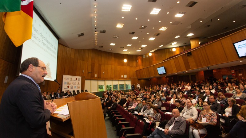 PORTO ALEGRE, RS, BRASIL 15.05.2018: O governador José Ivo Sartori participou nesta terça-feira (15), da abertura solene do seminário " A Municipalização do Ensino Fundamental – Construindo uma Política Compartilhada". Foto: Karine Viana/Palácio Piratini