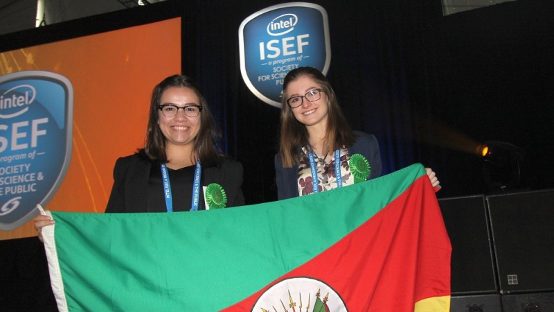 Laura Cavalheiro Brizola e Andrea Auler ganharam quarto lugar em Microbiologia na Intel Isef 2018, nos Estados Unidos