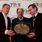 PORTO ALEGRE, RS, BRASIL 21.05.2018: Para valorizar o esporte e o pioneirismo gaúcho no futebol, o governador José Ivo Sartori homenageou, nesta segunda-feira (21), durante evento no salão Negrinho do Pastoreio do Palácio Piratini, os clubes gaúchos com m