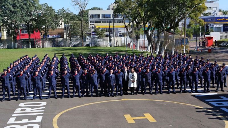PORTO ALEGRE, RS, BRASIL 07.06.2018: O Corpo de Bombeiros Militar do Rio Grande do Sul (CBMRS) apresentou, nesta quinta-feira (7), os 182 novos soldados da corpora&ccedil;&atilde;o. Na oportunidade, foram entregues tr&ecirc;s caminh&otilde;es de bombeiros, tr&ecirc;s cont&ecirc;ineres destinad