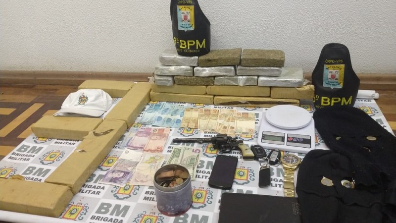 Três homens foram detidos com revólver calibre 32, balança de precisão, toucas ninja, 10 kg de maconha e veículo roubado