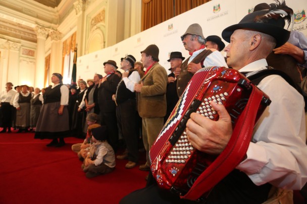 Cerca de 60 artistas viajam pelo mundo com espetáculo que reúne música, dança, história e humor