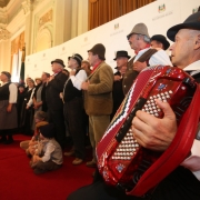 Cerca de 60 artistas viajam pelo mundo com espetáculo que reúne música, dança, história e humor