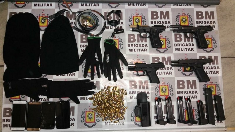 Foram apreendidas quatro pistolas, carregadores, munições e um veículo roubado