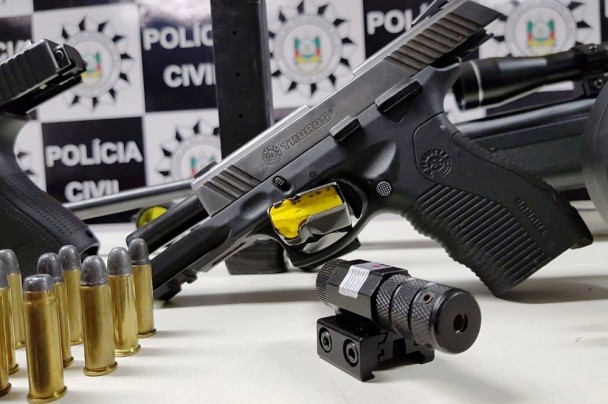 Chamou atenção dos policiais quantidade de armas de uso restrito encontradas