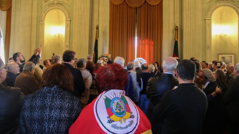 PORTO ALEGRE, RS, BRASIL 28.08.2018: Imagens do vel&oacute;rio do tradicionalista Paix&acirc;o C&ocirc;rtes na manh&atilde; desta ter&ccedil;a-feira (28) no Sal&atilde;o Negrinho do Pastoreio do Pal&aacute;cio Piratini, em Porto Alegre. Jo&atilde;o Carlos D'&Aacute;vila Paix&atilde;o C&ocirc;rtes faleceu na tarde desta segunda-