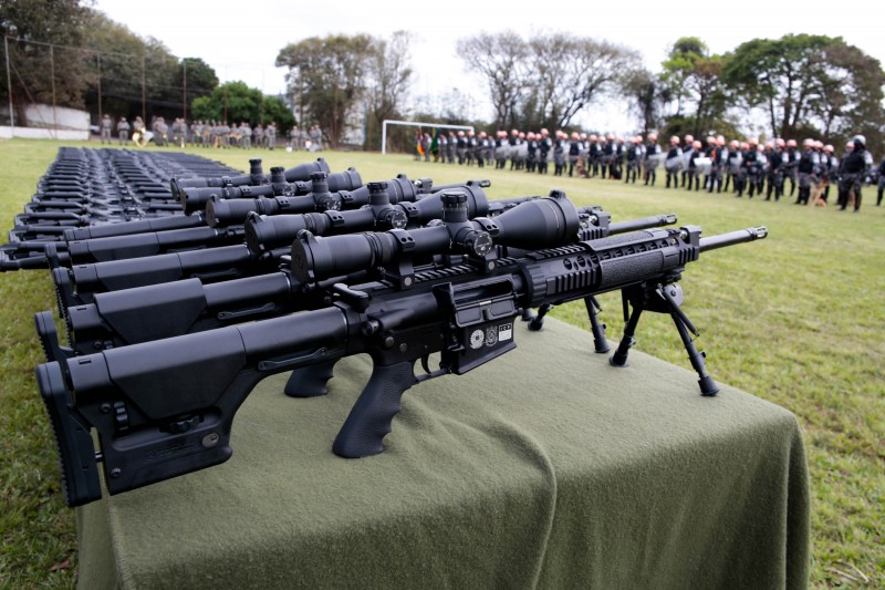 1º BPM apreende fuzil e armas em Porto Alegre - Brigada Militar