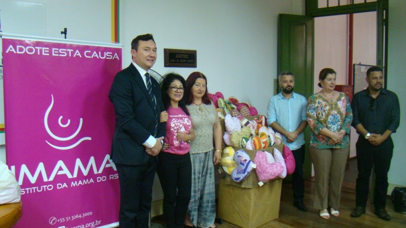 Confeccionadas por voluntários, almofadas Coração do Bem auxiliarão pessoa em tratamento da doença               