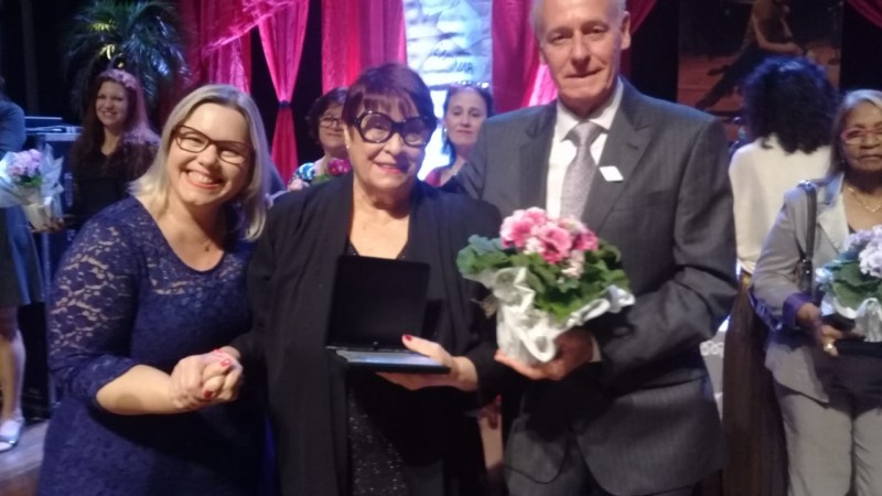 Professora Iara Wortmann recebeu homenagem da Associação dos Servidores da Seduc