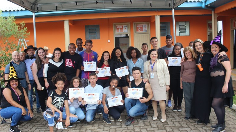 Diplomas do curso de Auxiliar Administrativo foram entregues para 45 jovens em Alvorada