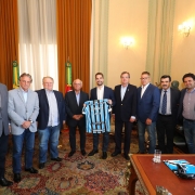 PORTO ALEGRE, RS, BRASIL, 28/01/2019 - O Governador Eduardo Leite acompanhado do chefe da Casa Civil, Otamar Vivian,  durante reunião com o presidente do Grêmio Foot-Ball Porto Alegrense, Sr. Romildo Bolzan e membros do Conselho de Administração do clube.