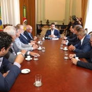 PORTO ALEGRE, RS, BRASIL, 28/01/2019 - O Governador Eduardo Leite acompanhado do chefe da Casa Civil, Otamar Vivian,  durante reunião com o presidente do Grêmio Foot-Ball Porto Alegrense, Sr. Romildo Bolzan e membros do Conselho de Administração do clube.