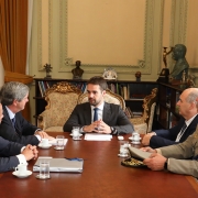 PORTO ALEGRE, RS, BRASIL, 12/02/2019 - Governador Eduardo Leite recebeu, na manhã desta terça-feira (12), a visita do embaixador do Chile, Fernando Schmidt. Fotos: Itamar Aguiar/Palácio Piratini