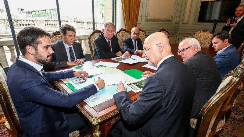 PORTO ALEGRE, RS, BRASIL, 26/02/2019 - Governador Eduardo Leite em reunião com Sr. Paulo Hermann, Presidente da Jhonn Deere Brasil e vice-presidente para América do Sul; Sr. Luiz Rohde, Diretor Financiero da Jhonn Deere; e Sr. Glademir Ames, Diretor da Fá