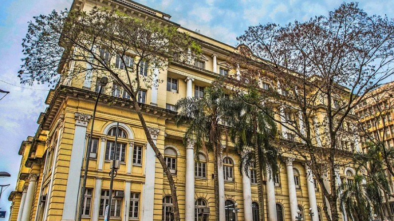 PORTO ALEGRE, RS, BRASIL 19.10.2015: Sede da Secretaria estadual da Fazenda. A construção do prédio-sede , o mesmo ocupado até hoje, possui um estilo neoclássico. Porém, as edificações sofreram mudanças no projeto inicial, de 1913, as quais podem ser comp