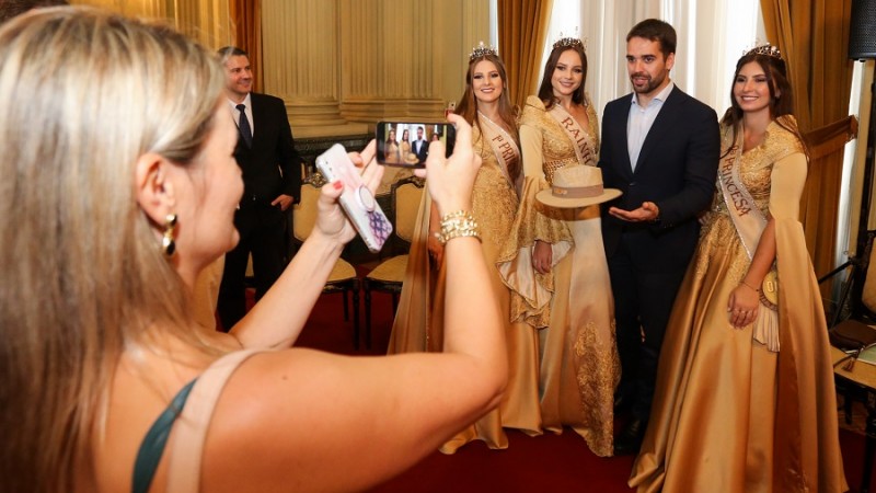 PORTO ALEGRE, RS, BRASIL, 03/04/2019  -Governador Eduardo Leite recebe comitiva do munic&iacute;pio de Tr&ecirc;s Passos para
entrega do convite para Feicap 2019 &ndash; Edi&ccedil;&atilde;o Ouro. Fotos: Felipe Dalla Valle / Pal&aacute;cio Piratini