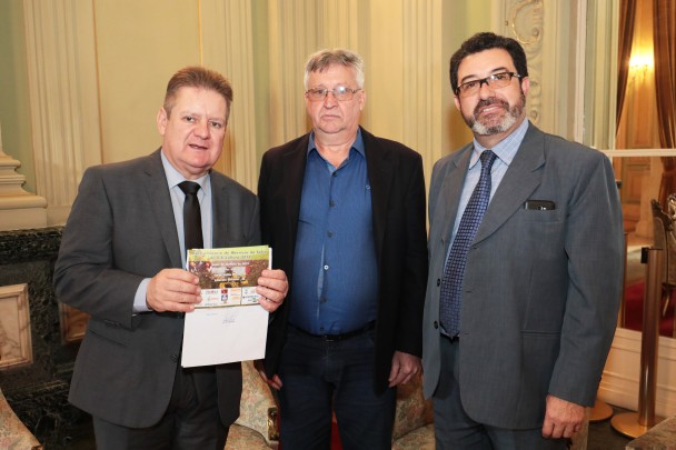 PORTO ALEGRE, RS, BRASIL, 15/05/2019 -  O governador em exercício, Ranolfo Vieira Júnior, recebeu, na tarde desta quarta-feira (15/5), comitiva do município de Liberato Salzano para entrega do convite para Safra da Laranja
. Fotos: Itamar Aguiar/Palácio 