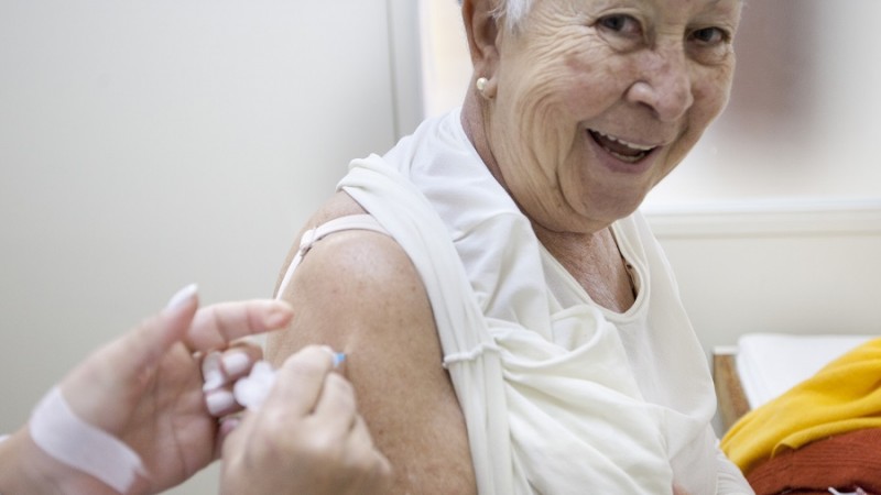PORTO ALEGRE, RS, BRASIL -  17.05.12: Vacinação contra a gripe para idosos, crianças e gestantes contra a gripe. Foto: Bruna Cabrera/Palácio Piratini