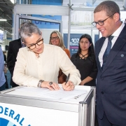 Secretária da Cultura, Beatriz Araujo, e o reitor Pedro Curi Hallal durante a assinatura no estande da UFPel na Fenadoce