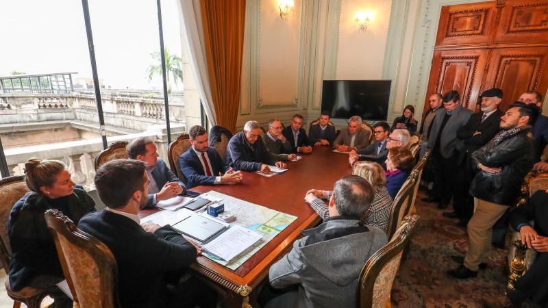 Governador Eduardo Leite recebeu representantes das instituições e associações Ibraoliva e Ibravin