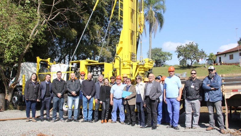 Caminhao Com Perfuratriz De Poço Artesiano Corsan Coloca Em Operacao Nova Perfuratriz De Pocos Profundos Portal Do Estado Do Rio Grande Do Sul