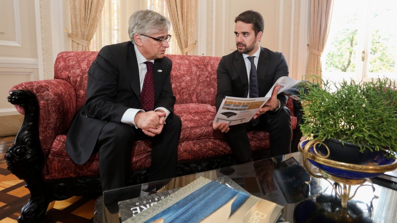 PORTO ALEGRE, RS, BRASIL, 05/11/2019 - O governador Eduardo Leite recebeu, na tarde desta terça-feira (5/11), o embaixador da União Europeia no Brasil, Ignácio Ibáñez, e a conselheira da delegação, Domenica Bumma. O encontro ocorreu no Palácio Piratini. F