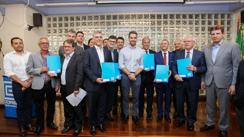 PORTO ALEGRE, RS, BRASIL, 18/12/2019 - O governador Eduardo Leite participou, na manhã desta quarta-feira (18/12), da solenidade de assinatura de ordens de serviço para obras de abastecimento de água e esgotamento sanitário de sete cidades. Fotos: Felipe