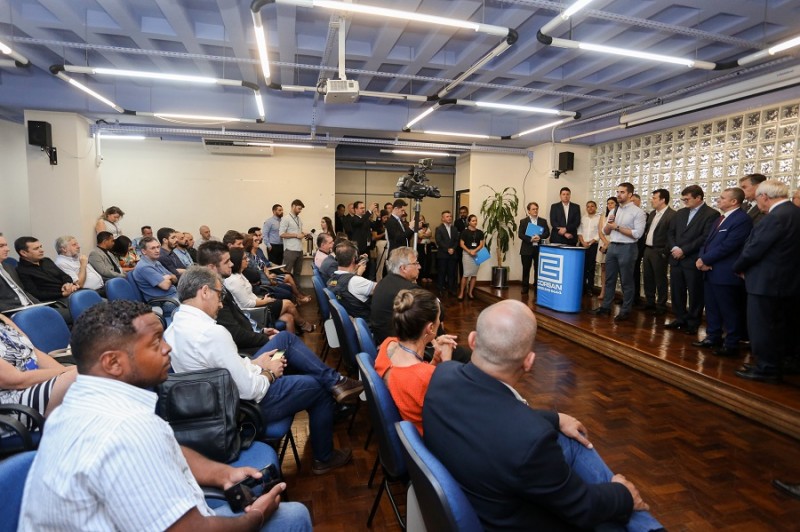 PORTO ALEGRE, RS, BRASIL, 18/12/2019 - O governador Eduardo Leite participou, na manhã desta quarta-feira (18/12), da solenidade de assinatura de ordens de serviço para obras de abastecimento de água e esgotamento sanitário de sete cidades. Fotos: Felipe