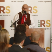 7 1 2020 Mu?sico Ce?sar Oliveira e? o primeiro homenageado de 2020 como Adido Cultural gau?cho 09