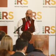 7 1 2020 Mu?sico Ce?sar Oliveira e? o primeiro homenageado de 2020 como Adido Cultural gau?cho 10