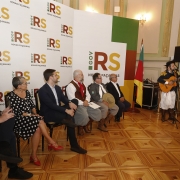 7 1 2020 Mu?sico Ce?sar Oliveira e? o primeiro homenageado de 2020 como Adido Cultural gau?cho 20
