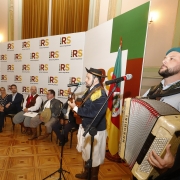 7 1 2020 Mu?sico Ce?sar Oliveira e? o primeiro homenageado de 2020 como Adido Cultural gau?cho 21
