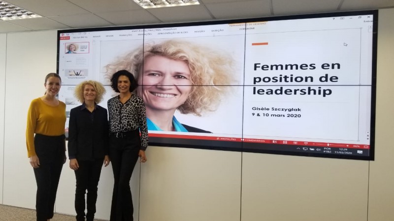 Na foto, Patrícia Kotlinski, a coordenadora do curso, Cinara Dias Custódio e Gisèle Szczyglak