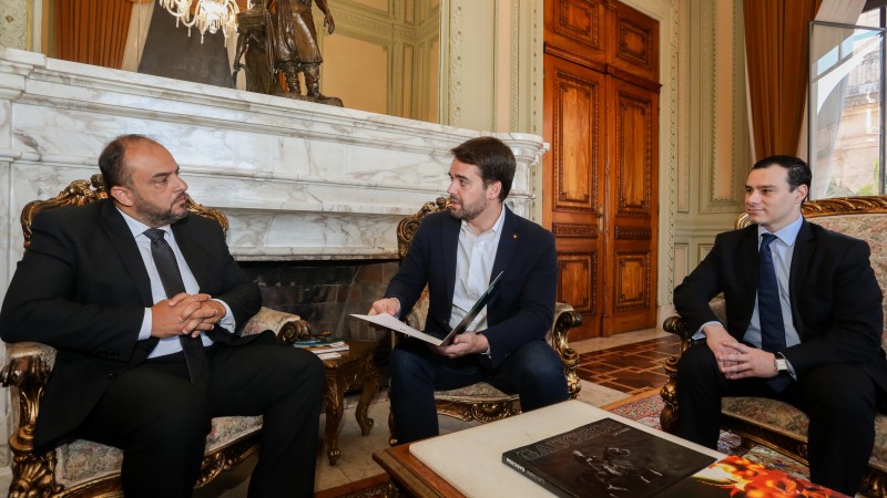PORTO ALEGRE, RS, BRASIL, 23/03/2020. - O governador Eduardo Leite recebeu, na manhã desta segunda-feira (23/3), o defensor público-geral do Estado, Cristiano Vieira Heerdt e o procurador-geral do Estado, Eduardo Cunha da Costa. No encontro, foi entregue