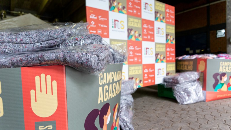 Defesa Civil recebe doações de roupas e cobertores para Campanha do Agasalho.