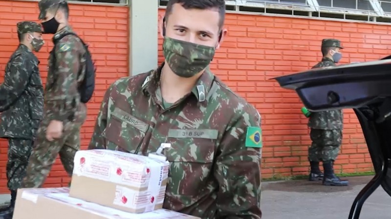 Militares apoiam a entrega dos medicamentos