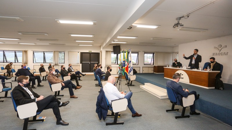 TAQUARA, RS, BRASIL, 03/09/2020 - Ao dar seguimento à agenda de diálogos sobre a Reforma Tributária RS, o governador Eduardo Leite, os secretários da Fazenda, Marco Aurelio Cardoso, de Articulação e Apoio aos Municípios, Agostinho Meirelles, e da Educação