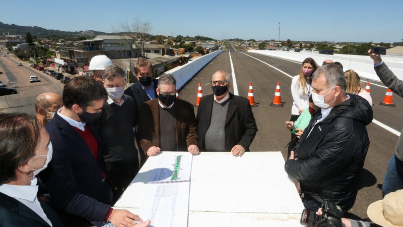 Governo inaugura viaduto e mais 3,5 quilômetros da duplicação da