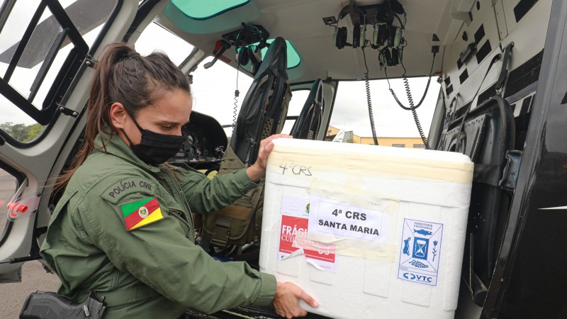 PORTO ALEGRE, RS, BRASIL, 4.3.2021. Embarque de vacinas  para para interiro do RS.  Foto:  Itamar Aguiar/Palácio Piratini