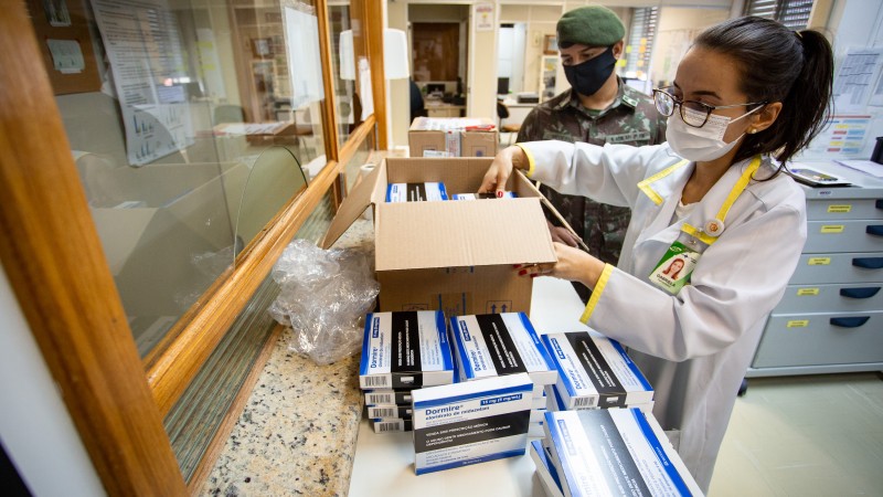 PORTO ALEGRE, RS, BRASIL, 27/03/2021 - O Hospital Cristo Redentor, em Porto Alegre, foi a primeira parada do Ex&eacute;rcito, na manh&atilde; deste s&aacute;bado (27/3), para a entrega de medicamentos do kit intuba&ccedil;&atilde;o que chegaram sexta-feira (26/3) ao Estado. Os militares se