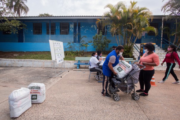 Famílias foram buscar cestas básicas na escola Stella Maris