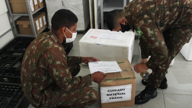 Militares organizam kit intubação