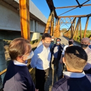 Governador foi conhecer estrutura em concreto e solicitou que Daer providencie manutenção da antiga ponte, por ser histórica