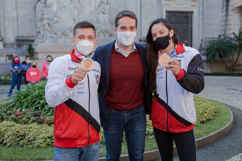 Medalhistas Mayra Aguiar e Daniel Cargnin voltam a Porto Alegre e